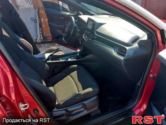 Червоний Тойота C-HR, об'ємом двигуна 2 л та пробігом 77 тис. км за 19900 $, фото 6 на Automoto.ua