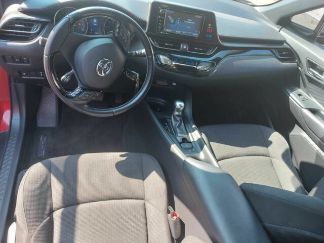 Тойота C-HR 2018 у Києві на Automoto.ua Червоний Тойота C-HR, об'ємом двигуна 2 л та пробігом 77 тис. км за 19900 $, фото 11 на Automoto.ua