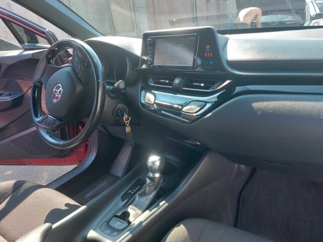 Тойота C-HR 2018 у Києві на Automoto.ua Червоний Тойота C-HR, об'ємом двигуна 2 л та пробігом 77 тис. км за 19900 $, фото 17 на Automoto.ua