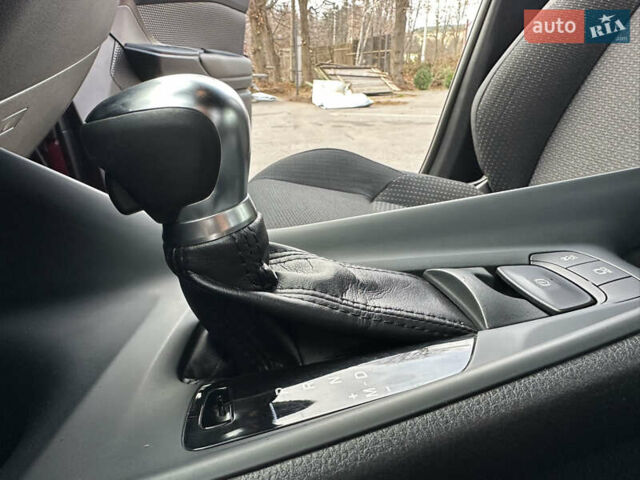 Красный Тойота C-HR, объемом двигателя 1.99 л и пробегом 46 тыс. км за 21500 $, фото 91 на Automoto.ua