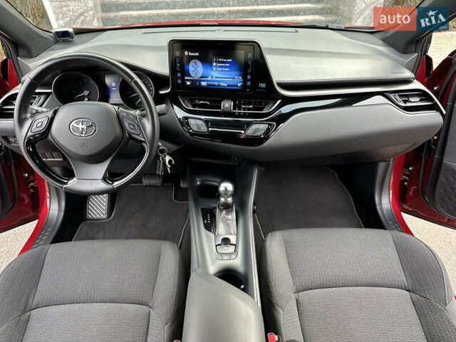 Красный Тойота C-HR, объемом двигателя 1.99 л и пробегом 46 тыс. км за 21500 $, фото 133 на Automoto.ua
