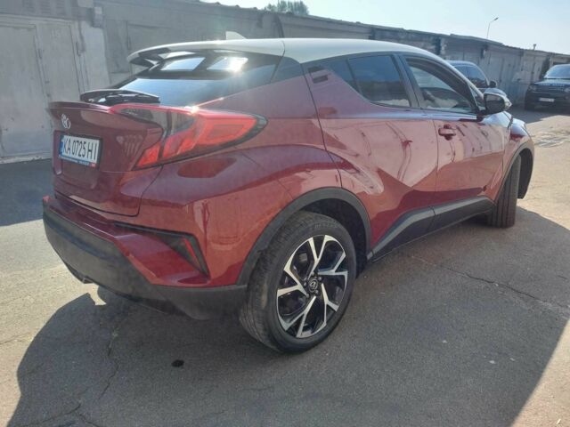 Тойота C-HR 2018 у Києві на Automoto.ua Червоний Тойота C-HR, об'ємом двигуна 2 л та пробігом 77 тис. км за 19900 $, фото 3 на Automoto.ua