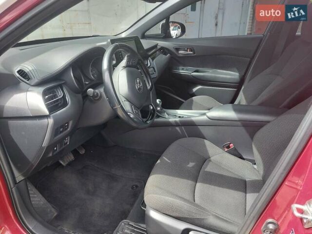 Красный Тойота C-HR, объемом двигателя 1.99 л и пробегом 77 тыс. км за 19900 $, фото 12 на Automoto.ua