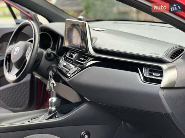 Красный Тойота C-HR, объемом двигателя 1.99 л и пробегом 46 тыс. км за 21500 $, фото 113 на Automoto.ua