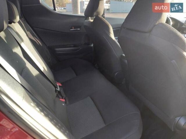 Червоний Тойота C-HR, об'ємом двигуна 1.99 л та пробігом 77 тис. км за 19900 $, фото 18 на Automoto.ua