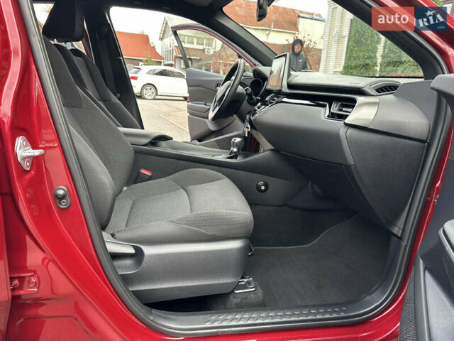 Красный Тойота C-HR, объемом двигателя 1.99 л и пробегом 46 тыс. км за 21500 $, фото 119 на Automoto.ua