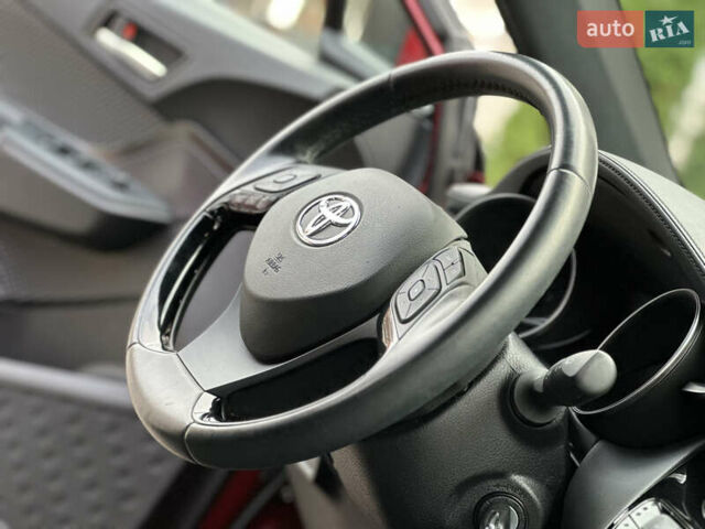 Красный Тойота C-HR, объемом двигателя 1.99 л и пробегом 46 тыс. км за 21500 $, фото 115 на Automoto.ua