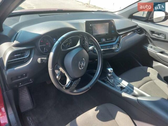 Червоний Тойота C-HR, об'ємом двигуна 2 л та пробігом 77 тис. км за 19900 $, фото 5 на Automoto.ua