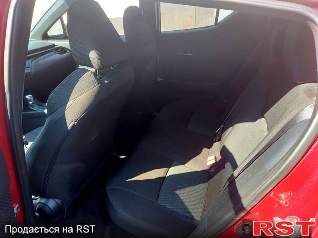 Червоний Тойота C-HR, об'ємом двигуна 2 л та пробігом 77 тис. км за 19900 $, фото 5 на Automoto.ua