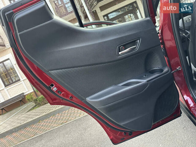 Красный Тойота C-HR, объемом двигателя 1.99 л и пробегом 46 тыс. км за 21500 $, фото 111 на Automoto.ua