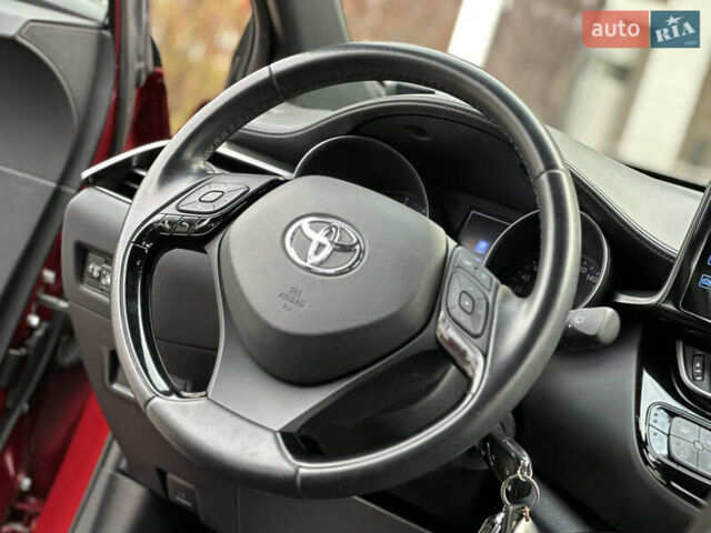 Красный Тойота C-HR, объемом двигателя 1.99 л и пробегом 46 тыс. км за 21500 $, фото 136 на Automoto.ua