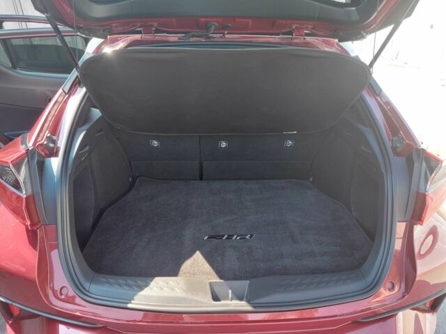 Тойота C-HR 2018 у Києві на Automoto.ua Червоний Тойота C-HR, об'ємом двигуна 2 л та пробігом 77 тис. км за 19900 $, фото 12 на Automoto.ua