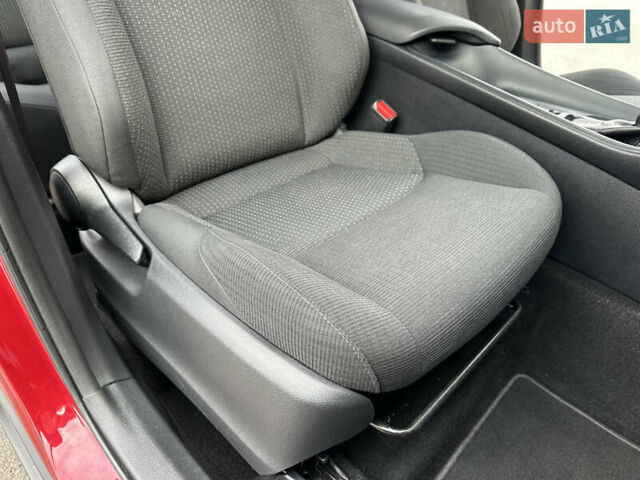 Красный Тойота C-HR, объемом двигателя 1.99 л и пробегом 46 тыс. км за 21500 $, фото 126 на Automoto.ua