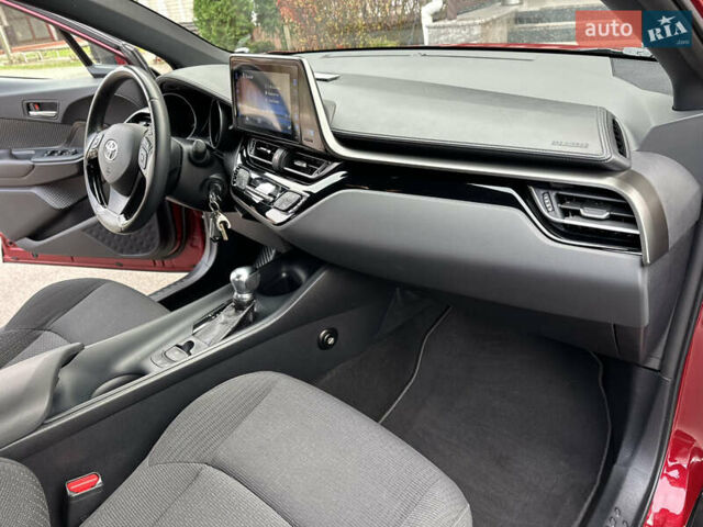 Красный Тойота C-HR, объемом двигателя 1.99 л и пробегом 46 тыс. км за 21500 $, фото 117 на Automoto.ua