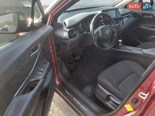 Червоний Тойота C-HR, об'ємом двигуна 1.99 л та пробігом 77 тис. км за 19900 $, фото 14 на Automoto.ua
