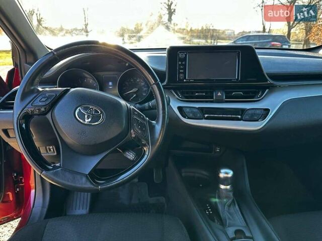 Красный Тойота C-HR, объемом двигателя 1.99 л и пробегом 99 тыс. км за 18000 $, фото 4 на Automoto.ua