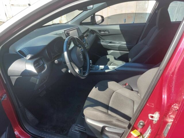 Тойота C-HR 2018 у Києві на Automoto.ua Червоний Тойота C-HR, об'ємом двигуна 2 л та пробігом 77 тис. км за 19900 $, фото 9 на Automoto.ua