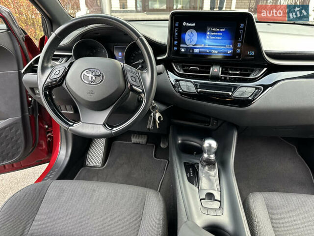 Красный Тойота C-HR, объемом двигателя 1.99 л и пробегом 46 тыс. км за 21500 $, фото 134 на Automoto.ua