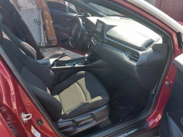 Тойота C-HR 2018 у Києві на Automoto.ua Червоний Тойота C-HR, об'ємом двигуна 2 л та пробігом 77 тис. км за 19900 $, фото 16 на Automoto.ua