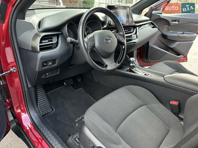 Красный Тойота C-HR, объемом двигателя 1.99 л и пробегом 46 тыс. км за 21500 $, фото 81 на Automoto.ua
