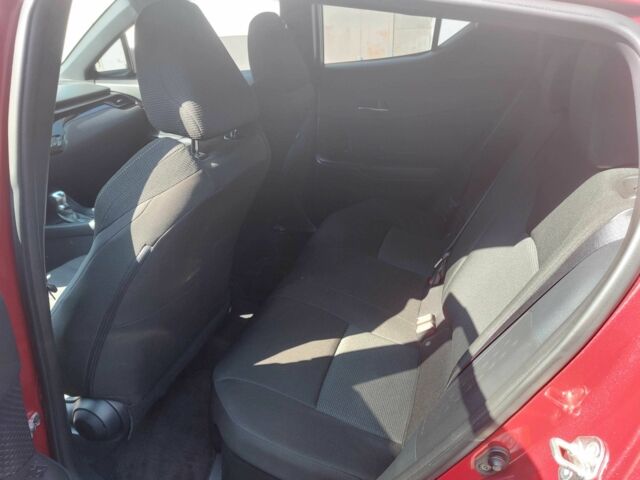 Тойота C-HR 2018 у Києві на Automoto.ua Червоний Тойота C-HR, об'ємом двигуна 2 л та пробігом 77 тис. км за 19900 $, фото 10 на Automoto.ua