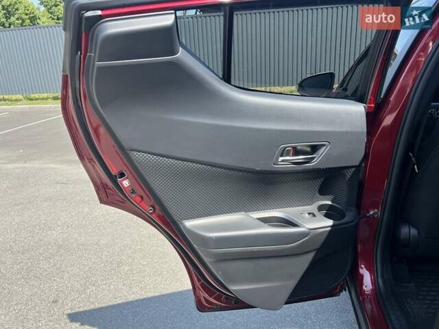 Красный Тойота C-HR, объемом двигателя 2 л и пробегом 61 тыс. км за 18300 $, фото 45 на Automoto.ua