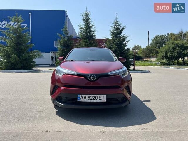 Красный Тойота C-HR, объемом двигателя 2 л и пробегом 61 тыс. км за 18300 $, фото 2 на Automoto.ua