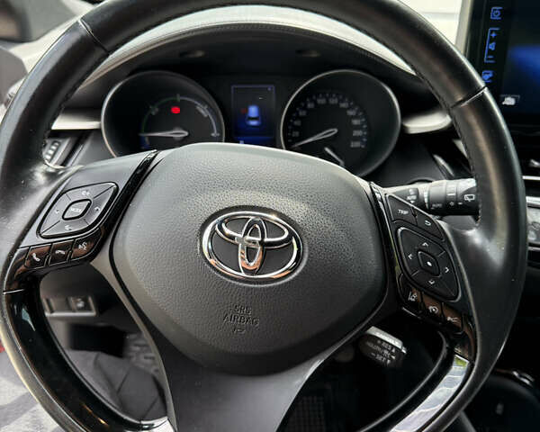 Красный Тойота C-HR, объемом двигателя 1.8 л и пробегом 97 тыс. км за 25000 $, фото 14 на Automoto.ua