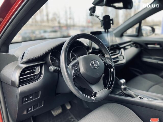 Красный Тойота C-HR, объемом двигателя 1.8 л и пробегом 45 тыс. км за 23900 $, фото 14 на Automoto.ua