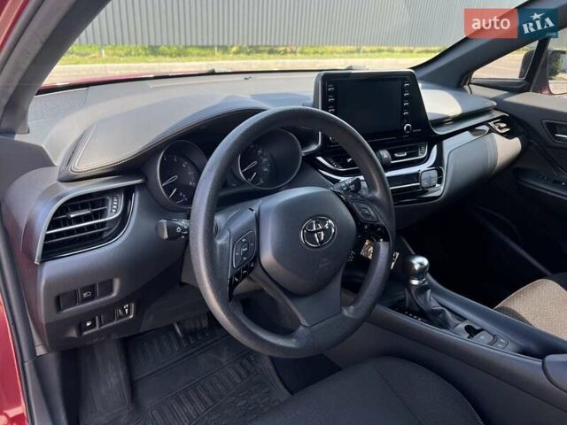 Красный Тойота C-HR, объемом двигателя 2 л и пробегом 61 тыс. км за 18300 $, фото 31 на Automoto.ua