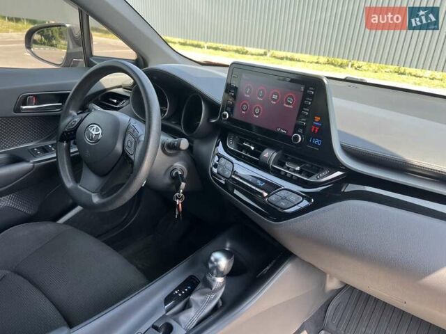 Красный Тойота C-HR, объемом двигателя 2 л и пробегом 61 тыс. км за 18300 $, фото 63 на Automoto.ua