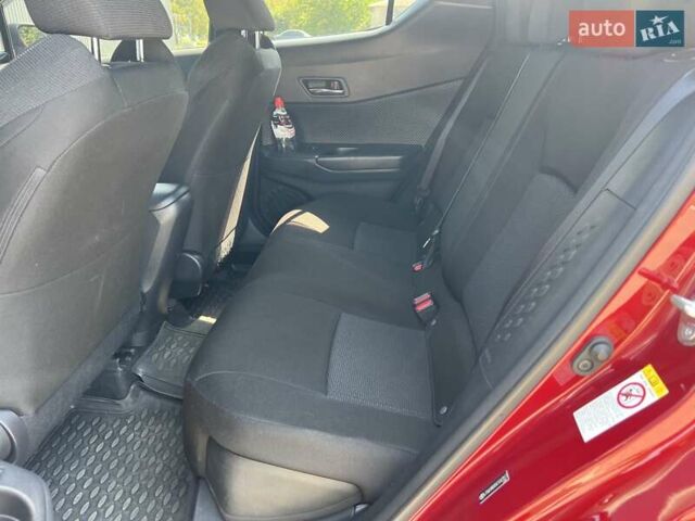 Красный Тойота C-HR, объемом двигателя 2 л и пробегом 61 тыс. км за 18300 $, фото 46 на Automoto.ua