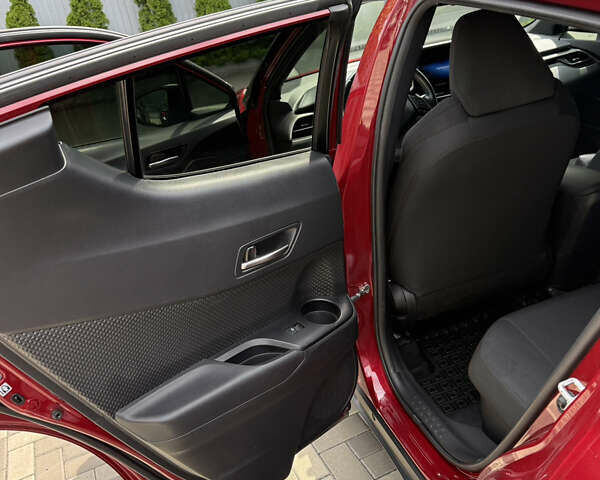 Красный Тойота C-HR, объемом двигателя 1.8 л и пробегом 97 тыс. км за 25000 $, фото 10 на Automoto.ua