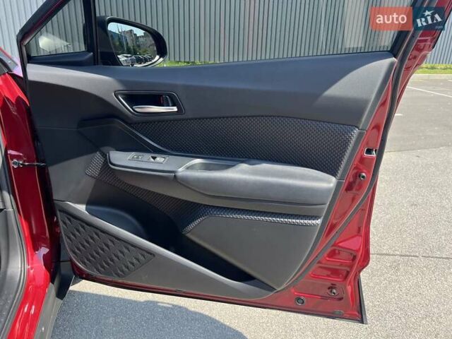 Красный Тойота C-HR, объемом двигателя 2 л и пробегом 61 тыс. км за 18300 $, фото 58 на Automoto.ua