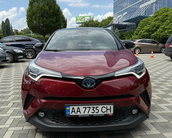 Красный Тойота C-HR, объемом двигателя 1.8 л и пробегом 97 тыс. км за 25000 $, фото 5 на Automoto.ua