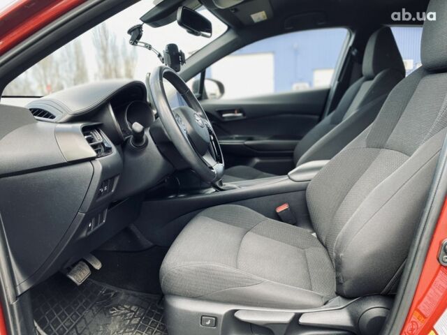 Красный Тойота C-HR, объемом двигателя 1.8 л и пробегом 45 тыс. км за 23900 $, фото 13 на Automoto.ua