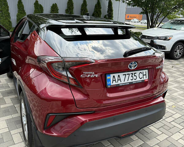 Красный Тойота C-HR, объемом двигателя 1.8 л и пробегом 97 тыс. км за 25000 $, фото 1 на Automoto.ua