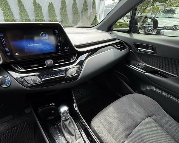 Красный Тойота C-HR, объемом двигателя 1.8 л и пробегом 97 тыс. км за 25000 $, фото 12 на Automoto.ua