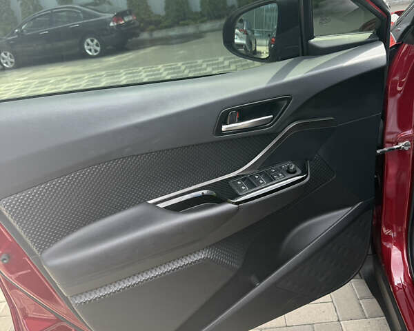 Красный Тойота C-HR, объемом двигателя 1.8 л и пробегом 97 тыс. км за 25000 $, фото 18 на Automoto.ua