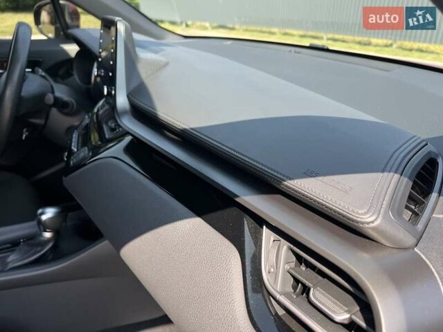 Красный Тойота C-HR, объемом двигателя 2 л и пробегом 61 тыс. км за 18300 $, фото 64 на Automoto.ua