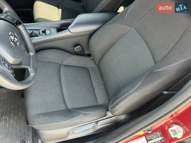 Красный Тойота C-HR, объемом двигателя 2 л и пробегом 61 тыс. км за 18300 $, фото 26 на Automoto.ua