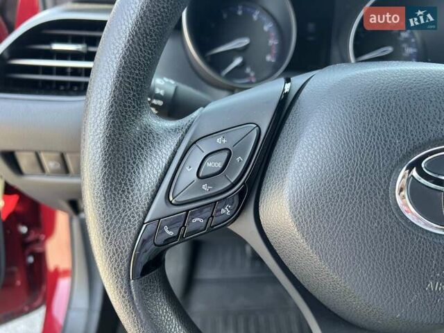 Красный Тойота C-HR, объемом двигателя 2 л и пробегом 61 тыс. км за 18300 $, фото 35 на Automoto.ua