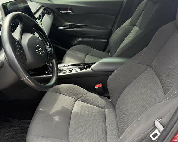 Красный Тойота C-HR, объемом двигателя 1.8 л и пробегом 97 тыс. км за 25000 $, фото 16 на Automoto.ua