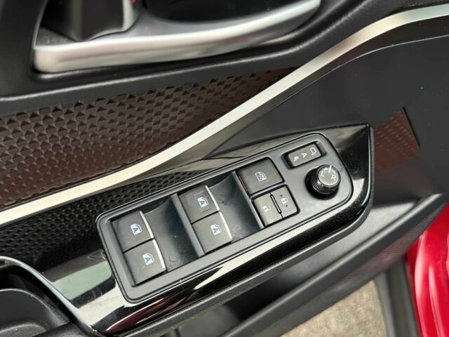 Червоний Тойота C-HR, об'ємом двигуна 2 л та пробігом 66 тис. км за 7400 $, фото 7 на Automoto.ua