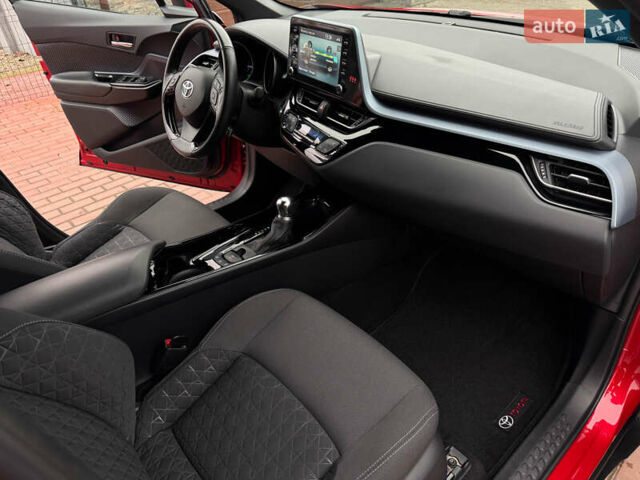 Красный Тойота C-HR, объемом двигателя 1.8 л и пробегом 79 тыс. км за 24800 $, фото 20 на Automoto.ua