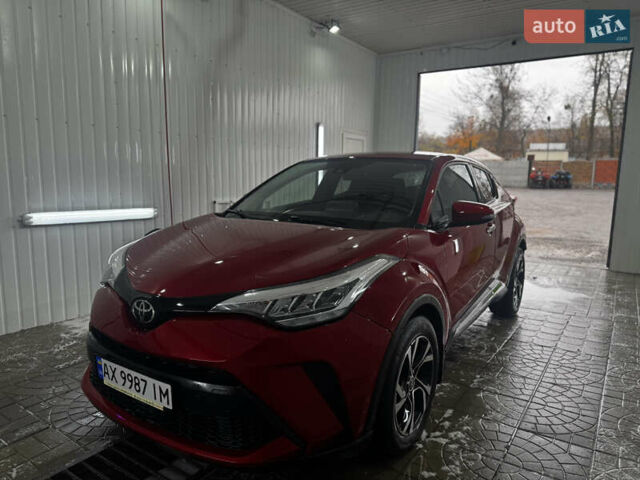 Тойота C-HR 2020 у Валках на Automoto.ua Червоний Тойота C-HR, об'ємом двигуна 2 л та пробігом 38 тис. км за 22000 $, фото 4 на Automoto.ua