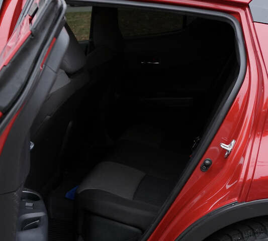 Красный Тойота C-HR, объемом двигателя 2 л и пробегом 73 тыс. км за 18800 $, фото 15 на Automoto.ua