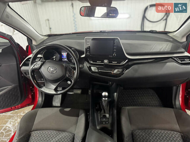 Тойота C-HR 2020 у Валках на Automoto.ua Червоний Тойота C-HR, об'ємом двигуна 2 л та пробігом 38 тис. км за 22000 $, фото 12 на Automoto.ua