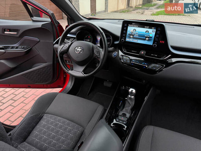 Красный Тойота C-HR, объемом двигателя 1.8 л и пробегом 79 тыс. км за 24800 $, фото 17 на Automoto.ua