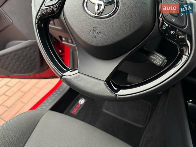 Красный Тойота C-HR, объемом двигателя 1.8 л и пробегом 79 тыс. км за 24800 $, фото 32 на Automoto.ua